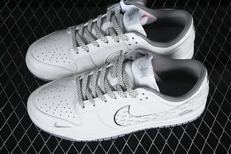 All Categories Nk SB Dunk Series Nk SB Dunk Low High-end Customized Low-top Shoes Nike SB Dunk Low Stussy Series Subtitle White Hook Anniversary High-end Customized Low-top Casual Shoes CS1688-103